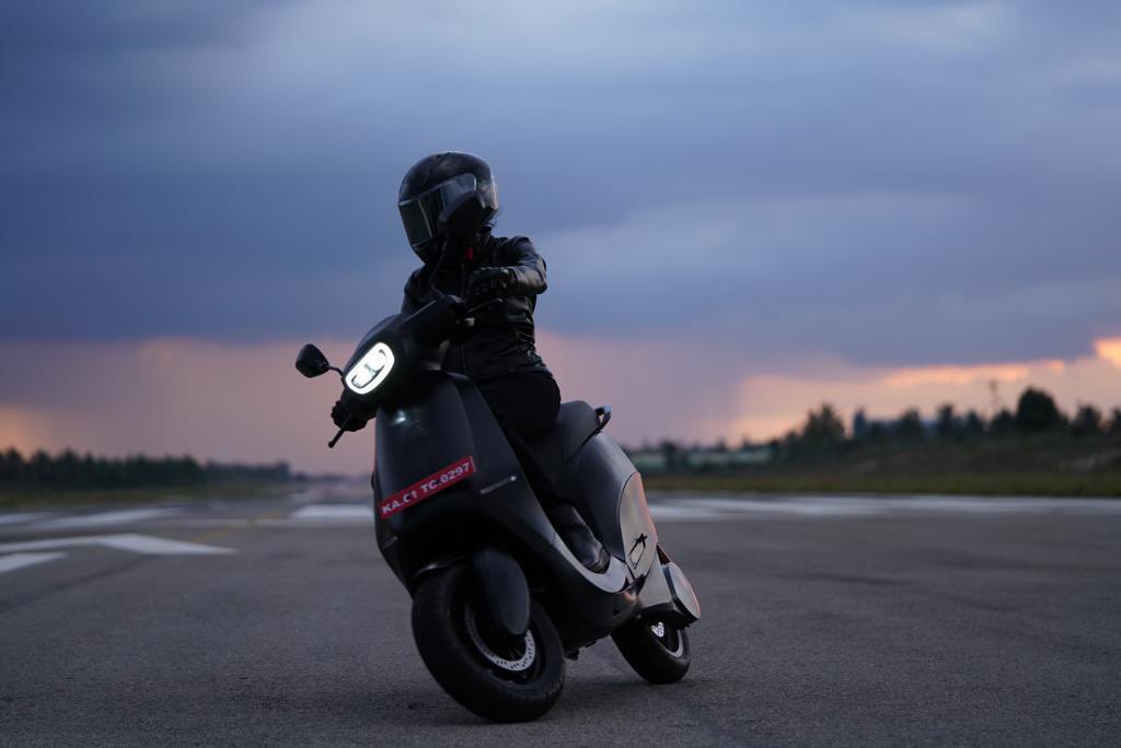 bhash's tweet image. Very excited to Introduce the Ola S1 Scooters at 2PM today! The future is electric and the revolution starts now! 

Streaming live on olaelectric.com 

#JoinTheRevolution