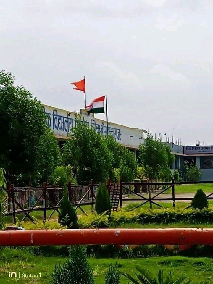 BDhanrajroat's tweet photo. ये कैसा राष्ट्र वाद है ??
देश की शान तिंरगे से ऊंचा
भगवा
#_RSS के गुलाम
कानुनी कार्रवाई होनी चाहिए
शैक्षणिक संस्थान पर धर्म विशेष का झंडा कैसै लगा?? https://t.co/nNlpopWSOg