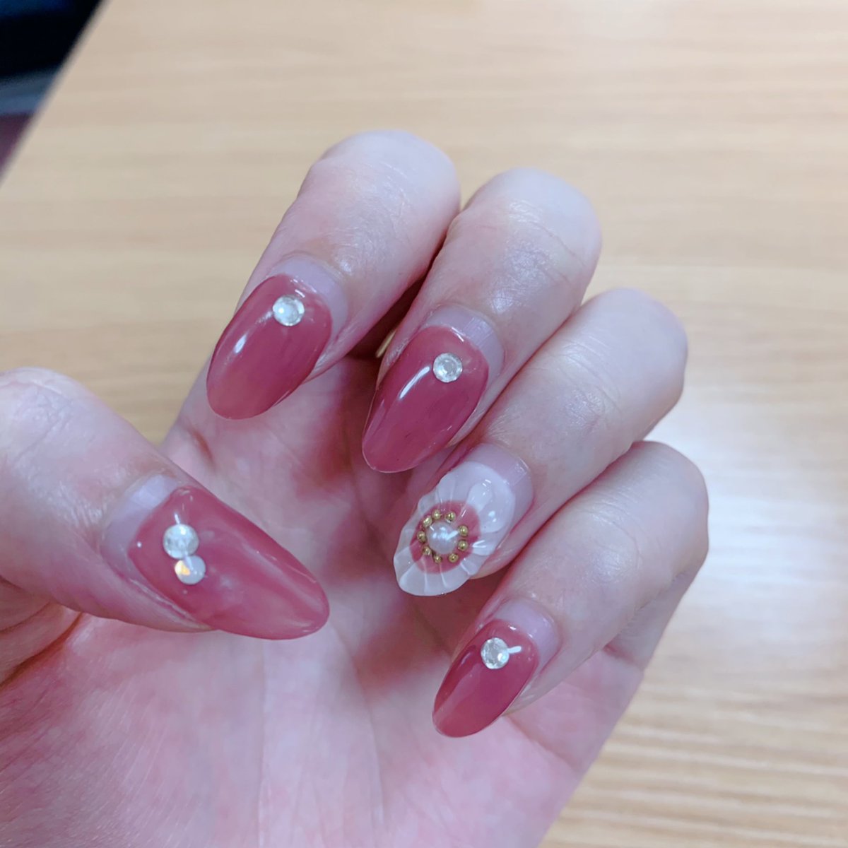OLnailist's tweet photo. 8月中はほぼ誰とも会わないし
ネイル交換も延期です🤷‍♀️
(ただのサボり)

今3週目だけど、長さだけ整えたし
あと2週間は大丈夫よね← https://t.co/we2l0i6H3V