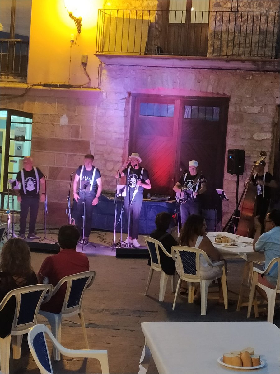 BandLocomotora's tweet photo. Anoche en Orea. Público amable y agradecido, que más se puede pedir. Gracias. @albersaxo69 @jorgechavarri60 @ramoas2 https://t.co/65XzlfOrf8