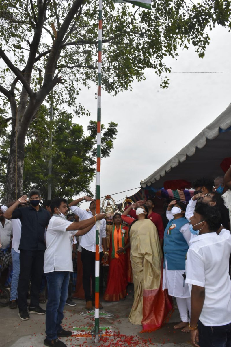 Gayatri_Raguram's tweet photo. Flag hoisting, singing Vande Mataram and National Anthem gives you emotional goosebumps. #IndiaIndependenceDay https://t.co/NAUWur8CKL