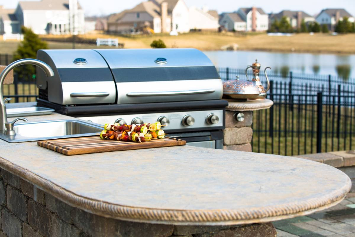 Finis les allers-retours en cuisine pour laver les assiettes ou sortir les boissons du frigo ! En optant pour une cuisine d'extérieur les repas dans le jardin deviennent pratiques et conviviaux. 🏡
Allez-vous craquer pour cette tendance déco ? mon.actuenligne.net/r/5etyfvq