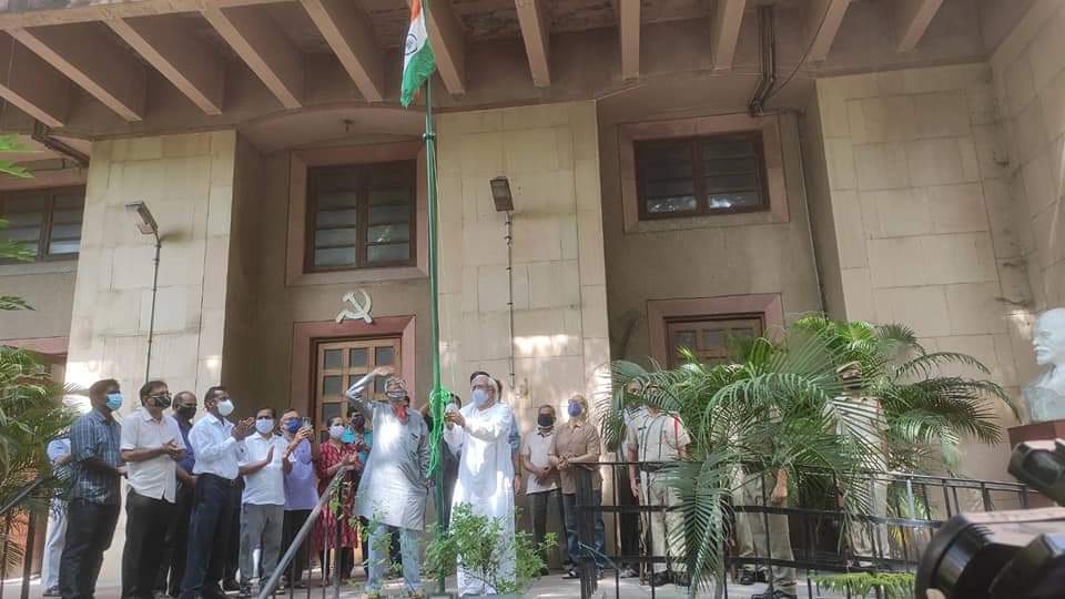 CPIMKerala's tweet image. ഇന്ത്യയുടെ എഴുപത്തി അഞ്ചാമത് സ്വാതന്ത്ര്യദിനത്തിൽ സിപിഐ എം ആസ്ഥാനമായ എകെജി ഭവനിൽ പാർടി പോളിറ്റ് ബ്യൂറോ അംഗം സ. ഹനൻ മൊള്ള ദേശീയപതാക ഉയർത്തി. പോളിറ്റ് ബ്യൂറോ അംഗം സ. തപൻ സെൻ ഉൾപ്പെടെയുള്ളവരും ചടങ്ങിൽ പങ്കെടുത്തു.
#DefendingFreedom