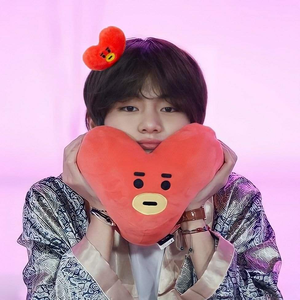 PyaePya17034781's tweet photo. #Hansung1700Days 
#BTS
#V
#Borahae💜 https://t.co/9NsbHE5983
