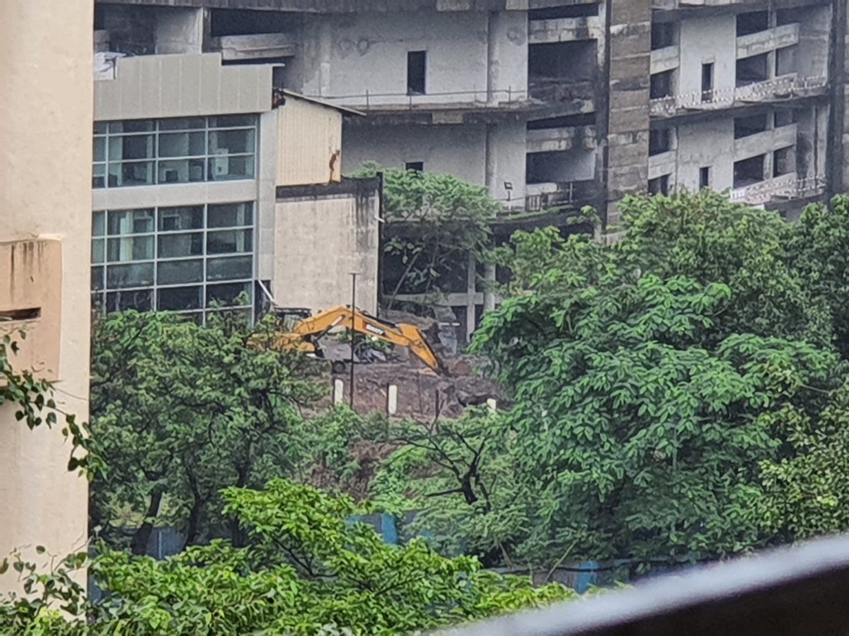 jskeshriya's tweet image. #Excavation work in full speed at #Ariisto site taken over by #PrestigeGroup Is excavation allowed during monsoon ⁦@Awhadspeaks⁩ ⁦@MahaForest⁩ The site is within 10km #BufferZone ⁦@ApccfM⁩ pls look in to it ⁦@CMOMaharashtra⁩