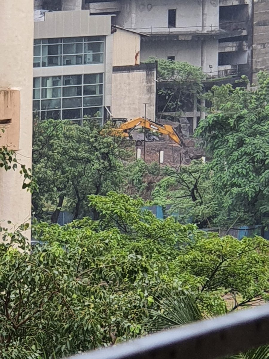 jskeshriya's tweet image. #Excavation work in full speed at #Ariisto site taken over by #PrestigeGroup Is excavation allowed during monsoon ⁦@Awhadspeaks⁩ ⁦@MahaForest⁩ The site is within 10km #BufferZone ⁦@ApccfM⁩ pls look in to it ⁦@CMOMaharashtra⁩