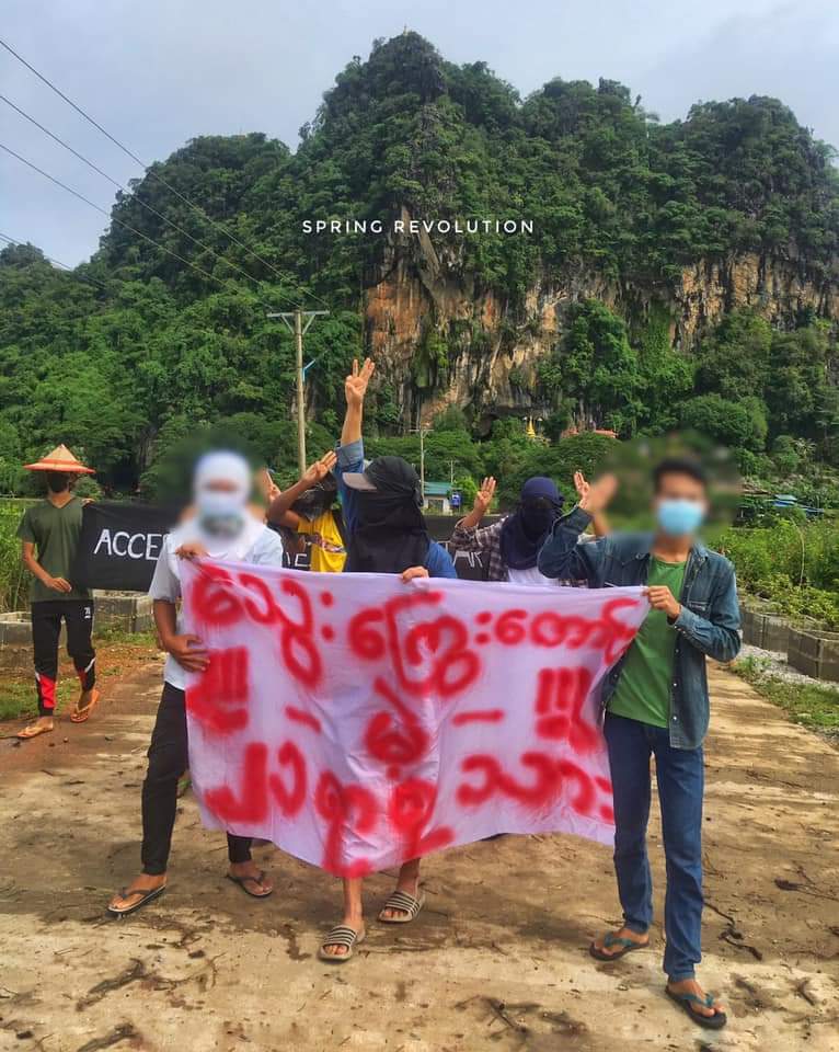 BrokenLittleFi1's tweet photo. "21st Century's Youths who will beg for blood debt".
Youths in #Eindu Sanpya village, #Hpa_an Tsp demostrated anti coup protest movement today.
#AcceptNUG_RejectMilitary
#Aug15Coup
#WhatsHappeningInMyanmar https://t.co/hVs1sc3hA2