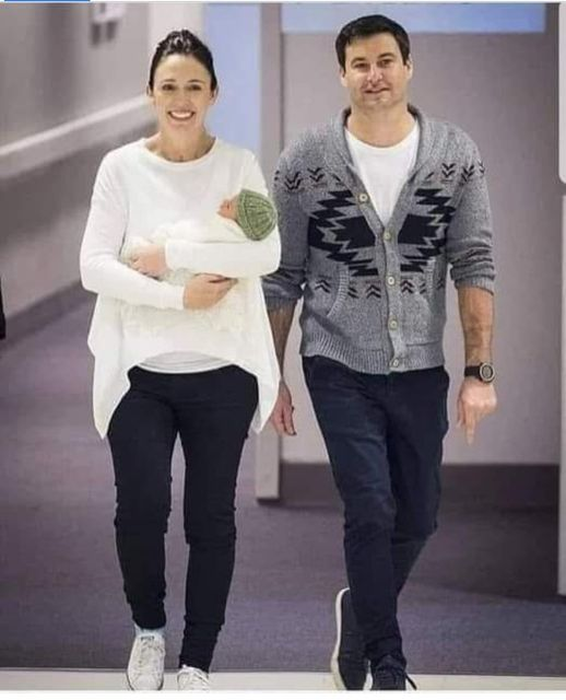 OzlemAgirmanTR's tweet photo. AKP ile unuttuğunuz zerafet, sadelik ve halkçı siyaset.

Yeni Zelanda'nın kadın iktidarının başbakanı Jacinde Ardern ve eşi. Jacinde Ardern şuan 41 yaşında bir kadın. 37 yaşında göreve gelerek bir devleti yöneten en genç kadın olmuş. 

Devlet yönetirken doğum yapan ikinci kadın. https://t.co/uEvQQILXUZ
