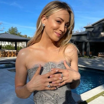 SeriesUpdateFR's tweet photo. L'actrice Kaley Cuoco a proposé de racheter le cheval frappé lors des JO de Tokyo :

"Je vais acheter ce cheval et lui donner la vie qu'il devrait avoir. Ce n’est pas du saut d’obstacles olympique. C’est une représentation dégoûtante de notre sport à bien des égards." https://t.co/5teOxh83sh