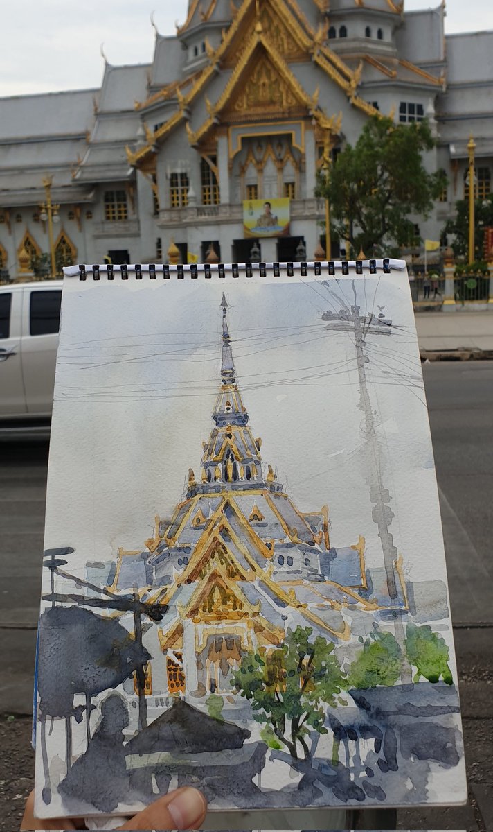 Vanont1's tweet photo. #stepbysteps
#ขั้นตอนการวาดโดยวนนท์ 1
วัดหลวงพ่อโสธร ฉะเชิงเทรา
ภาพนี้ไปซุกตัวอยู่ตลาดฝั่งตรงข้ามวัดโสธรครับ
เริ่มจากร่างภาพด้วยทรงเรขาคณิตก่อนแบ่งซ้ายขวาให้ไม่เบร้ยวเพี้ยน ค่อยลงสีเหลืองส้มที่จั่ว หางหงส์ นาคสะดุ้ง ช่อฟ้า ใบระกา จากนั้นค่อยใส่เงาและส่วนประกอบอื่นๆจนเสร็จครับ https://t.co/guIVS8ZK4c