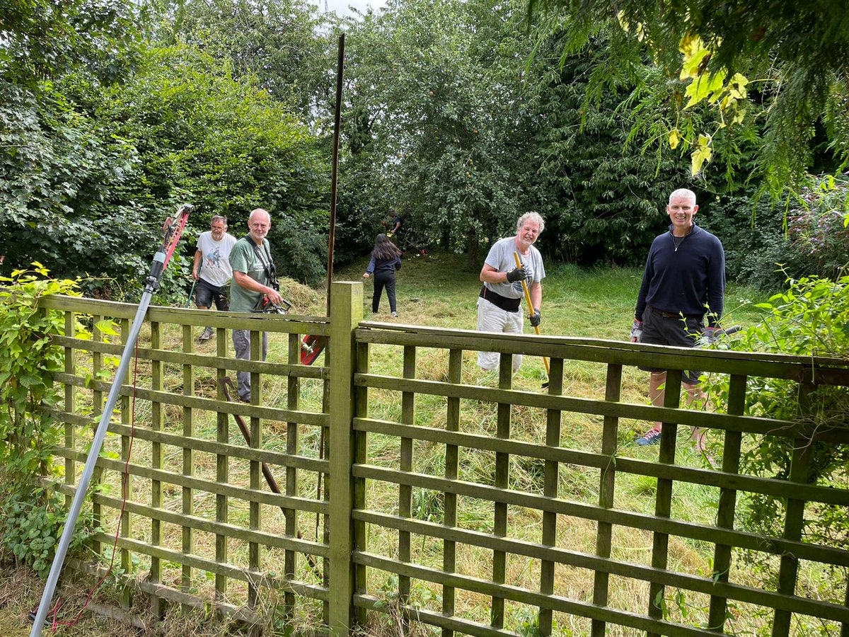 When you put your mind to owning the village pub, its more than your pocket you have to put your hand to! These are just a few of the willing volunteers who gave up Saturday morning to tame the jungle.