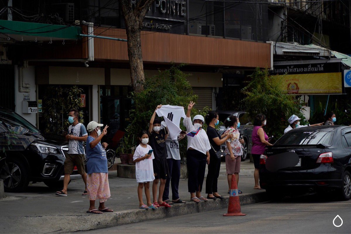 thematterco's tweet photo. 15.45 น. คาร์ม็อบจากอนุสาวรีย์ประชาธิปไตย เคลื่อนมาถึงบริเวณปิ่นเกล้าแล้ว 

#ม็อบ15สิงหา https://t.co/Fc3Rxm8d5a