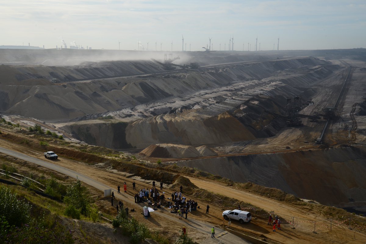 Blick von der Tagebaukante heute Morgen während der Aktion von #lebenslaute #LLAlpen  inmitten der durch #RWE und #NRW Landesregierung angerichteten Zerstörung. Wir fordern das sofortige Ende des Braunkohletagebaus! #AlleDörferBleiben #luetzilebt (Foto: Lothar Kornblum)