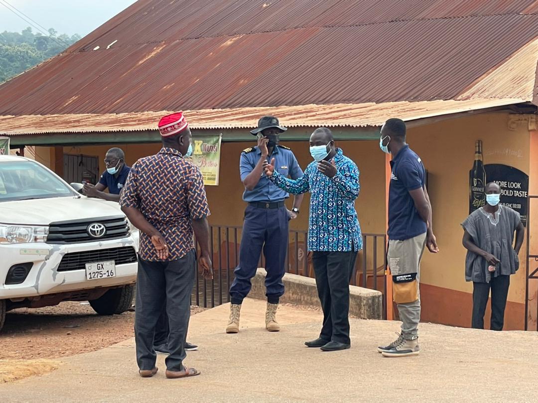 MaritimeGhana's tweet photo. Good morning. Some staff of GMA have already met with the chiefs, elders and opinion leaders of the beautiful Tapa Abotoase in preparation for the safety and cleanup campaigns there today. #GMACleanWaters https://t.co/Mmq3KJGMGi