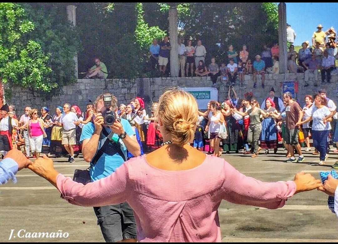 teretesanchez68's tweet photo. Aprovechando esta bonita foto de @J_Caamano 😍 con #JorgePeteiro📸 os deseo
Feliz día de #Begoña a todos los gijoneses!!
Hoy día grande en @gijon
Día de #Restallon
Día de unir nuestras manos y bailar la #DanzaPrima frente al Mar Cantábrico!💙
Muchas Felicidades @LvarezBegoa 😘 https://t.co/LQWAIDW4y6