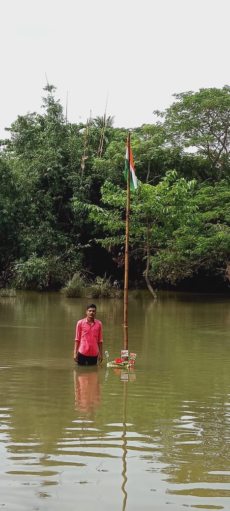 ABVPVoice's tweet photo. अभाविप दक्षिणबंग प्रांत‌ के हुगली जिला में कार्यकर्ताओं ने #EkGaonEkTiranga अभियान के तहत बाढ़ग्रस्त खानाकुल में ध्वजारोहण किया। 

हर परिस्थिति में देशवासियों के हृदय में राष्ट्रप्रेम जगाने के लिए कुछ अलग करने का प्रयास करना ही विद्यार्थी परिषद के कार्यकर्ता की पहचान है। https://t.co/3vbSY3SaFV