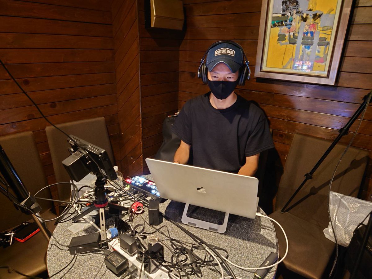 本日、パラダイスカフェ21での篠笛ライブ、配信のお手伝いをしています。

音のひと＊ゆうなさん( <a href="/otonohito_yu_na/">音のひと＊ゆうな</a> )のYouTubeアカウントにて配信中です。
ぜひご覧ください〜！
写真はお仕事中の代表カニエ。

配信URL↓
youtu.be/-w3SIBx-ZA8