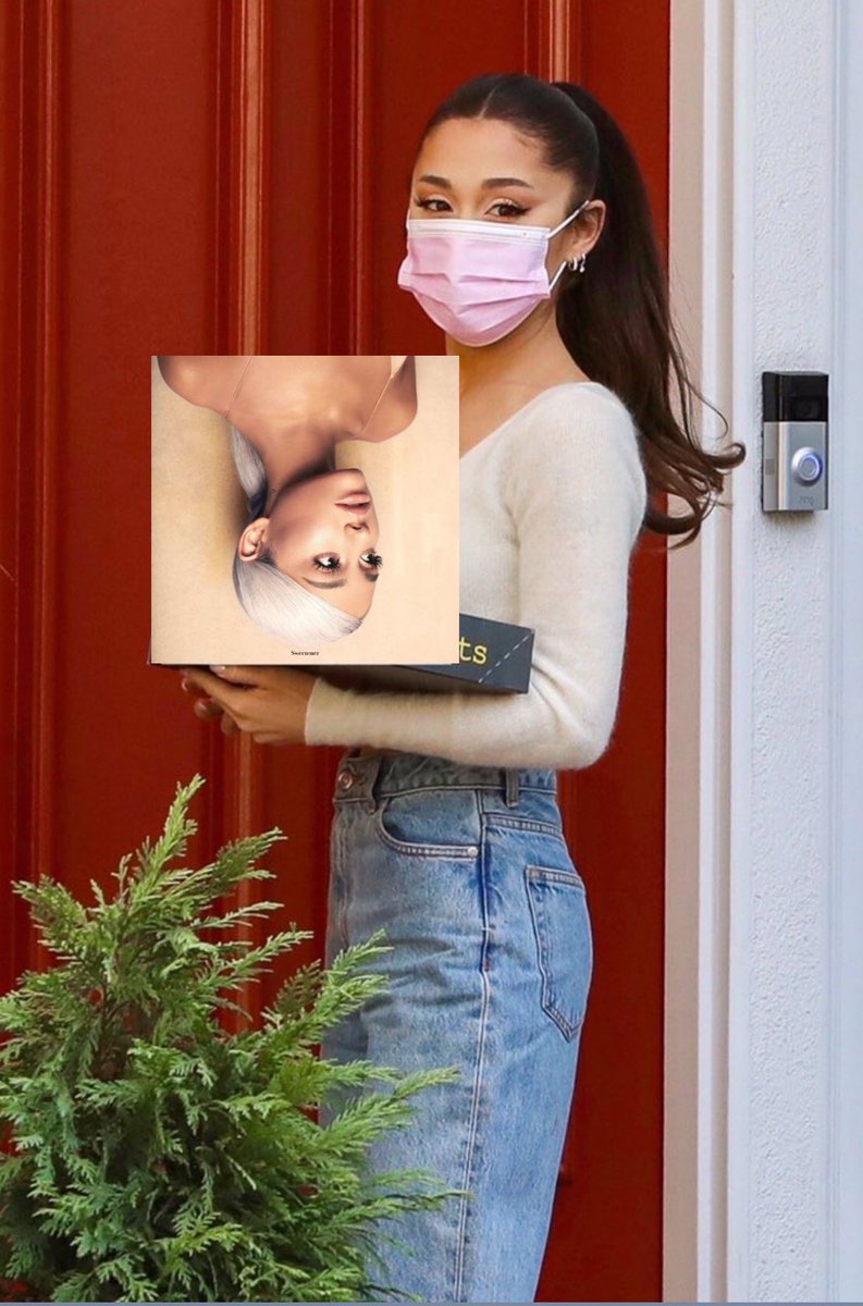 librabutter's tweet image. ariana grande holding her best album ✨