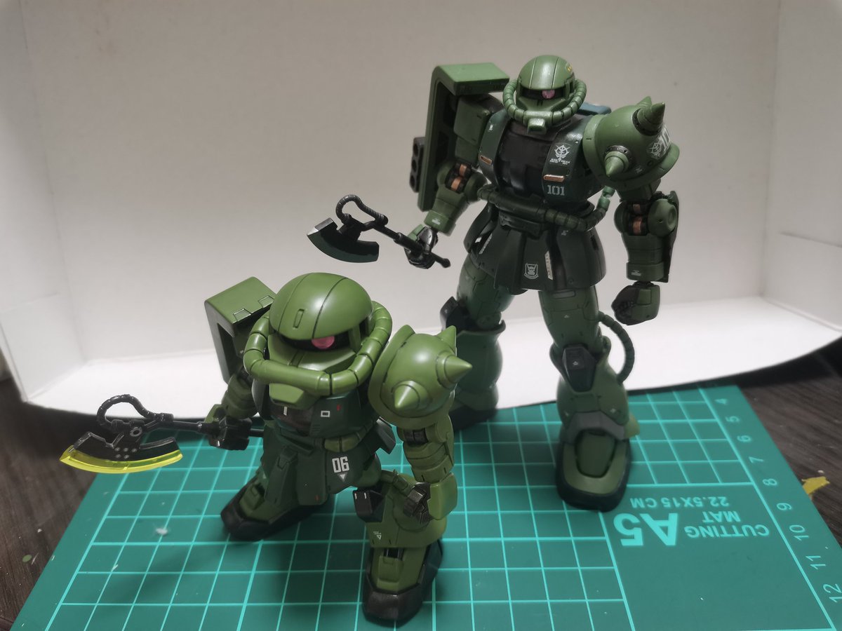 yunomiy32's tweet photo. 初めての筆塗り全塗装に挑戦。
SDCSのザクⅡをオリジンのイメージで塗ってみました。
HGのオリジンザクⅡ（部分塗装）と並べると結構色が違うな(^_^;)
つや消しとウェザリングはこれからです。
#SDCS #ザク #筆塗り #全塗装 #SD #ガンプラ #俺SD作ってるぜ https://t.co/zceU5cYP9u