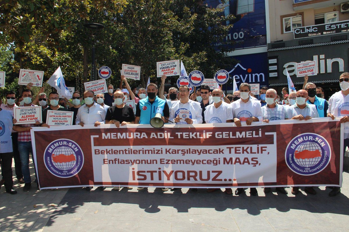 mesutoner45's tweet photo. Yeni Bir Teklif Gelmeli, Seyyanen Zam Verilmeli,
Memurun Yüzü Gülmeli !

Kamu görevlisi devletin yükü değil gücüdür.

Biz, geçmiş kayıpların telafisi için seyyanen zam ve büyüyen Türkiye’den memurların refahına düşen payını istiyoruz.

#MemurAdilTeklifGelmeli https://t.co/eQLQ1O5k9M