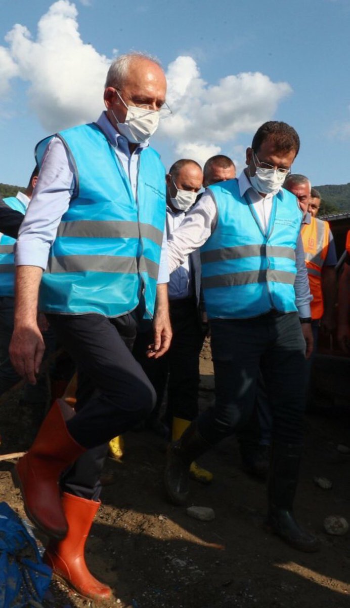 Babası düşmesin diye kollayan hayırlı evlat gibi kolundan tutup , adımını kolluyor.

CHP'yi birbirini seven , saygı duyan insanlar yönetiyor.

Türkiye'yi de yönetecekler.