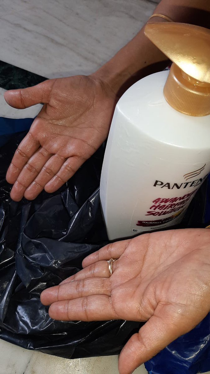 SoarbhJuneja2's tweet photo. @JioMart @JioMart_Support @jagograhakjago   @PiyushGoyalOffc 
Received Pantene Shampoo in leaked condition. Shampoo found on Atta, Ghee &amp; Wrapping also. This type of products you delivered during sale... Customare Care executive refused to raise complaint https://t.co/38QYm5mWO8