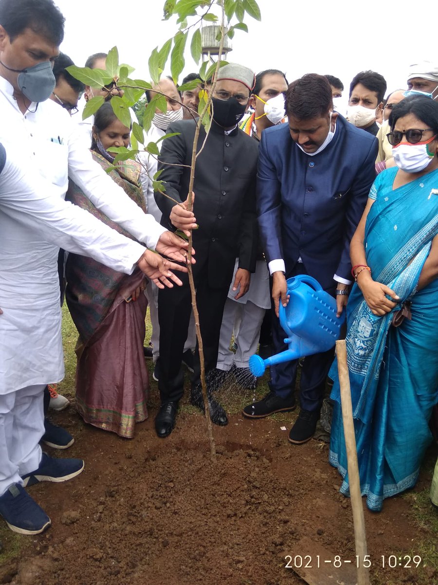 dist_pro's tweet photo. जिले के शहीदों और कर्तव्य निर्वहन के दौरान मृत कोरोना वारियर्स की स्मृति और सम्मान में किया गया वृक्षारोपण,

संसदीय सचिव श्री राय ने रक्षासूत्र बांध कर पौधों की सुरक्षा की दी जिम्मेदारी,
#Thanks_BhupeshBaghel https://t.co/RGt1WFp8hU