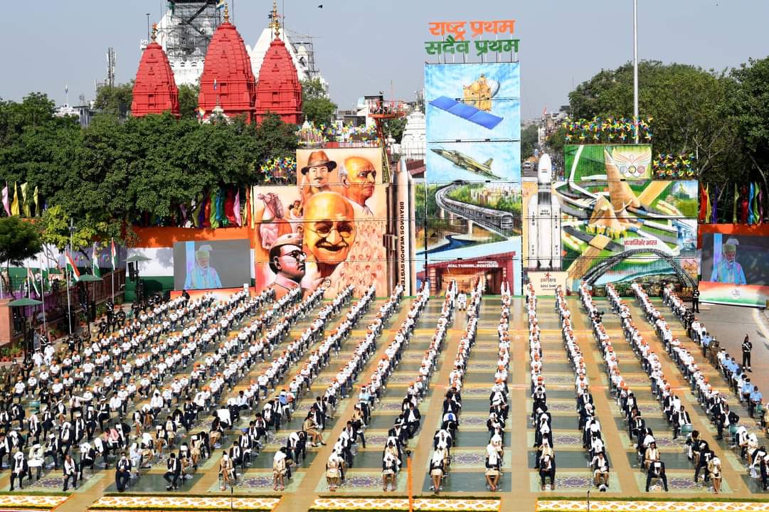 Reportage_desk's tweet photo. As India marks Amrit Mahotsav on the 75th #IndependenceDay of the country, here are a few glimpses from the Red Fort today

(📸: Narendra Modi/ twitter)

#IndiaAt75 #IndiaIndependenceDay https://t.co/T5ZudyW5oR