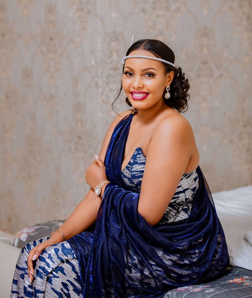 RwandanWedding's tweet photo. Blue and Silver MUSHANANA for your wedding day 😍
Follow @RwandanWedding
 For more ❤️✨😍
Photography  @moment_studio___ @eddy_25o
Inframe @meddynziza
#rwandanwedding
#rwbride #rwmoments #gusaba https://t.co/OqWDhmsilI