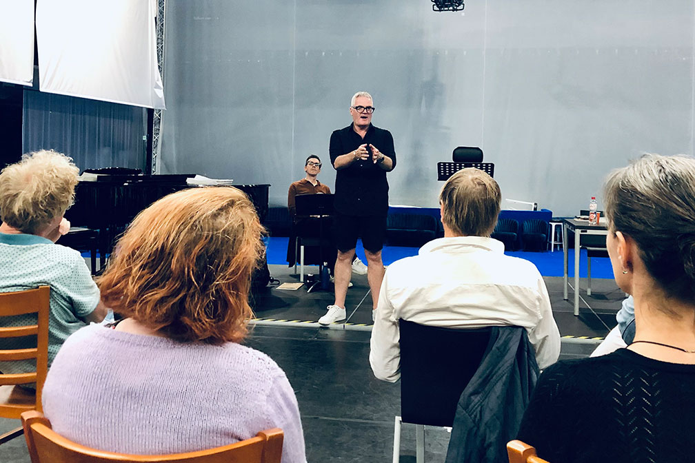 Het was een zo’n ‘kippenvelmoment’: deze week startten de repetities onder leiding van regisseur Paul Carr in Stadsschouwburg De Harmonie. 

wadopera.nl/regisseur-en-s…