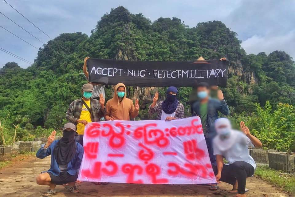 KhantNy28683547's tweet photo. @TostevinM "21st Century's Youths who will beg for blood debt".
Youths in #Eindu Sanpya village, #Hpa_an Tsp demostrated anti coup protest movement today.
#AcceptNUG_RejectMilitary
#Aug15Coup
#WhatsHappeningInMyanmar https://t.co/sIXQdc3HLG