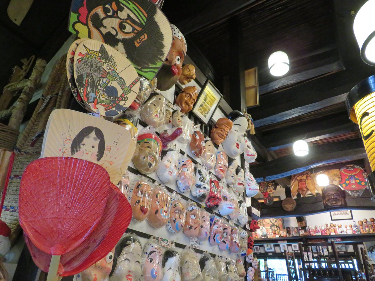 MiyukiAt's tweet photo. 仕事の関係で、しばらく、みちのく民芸店さんに行けなくなりました。でも、たくさん写真を撮っていたので、のせていきます。
立秋が過ぎ、暦の上では秋になりました。それでも、雨が上がれば残暑がつづきますので、うちわの出番がまだありそうです。
#うちわ #那須 #uchiwa #paperfun #nasu https://t.co/4lHirImhcJ