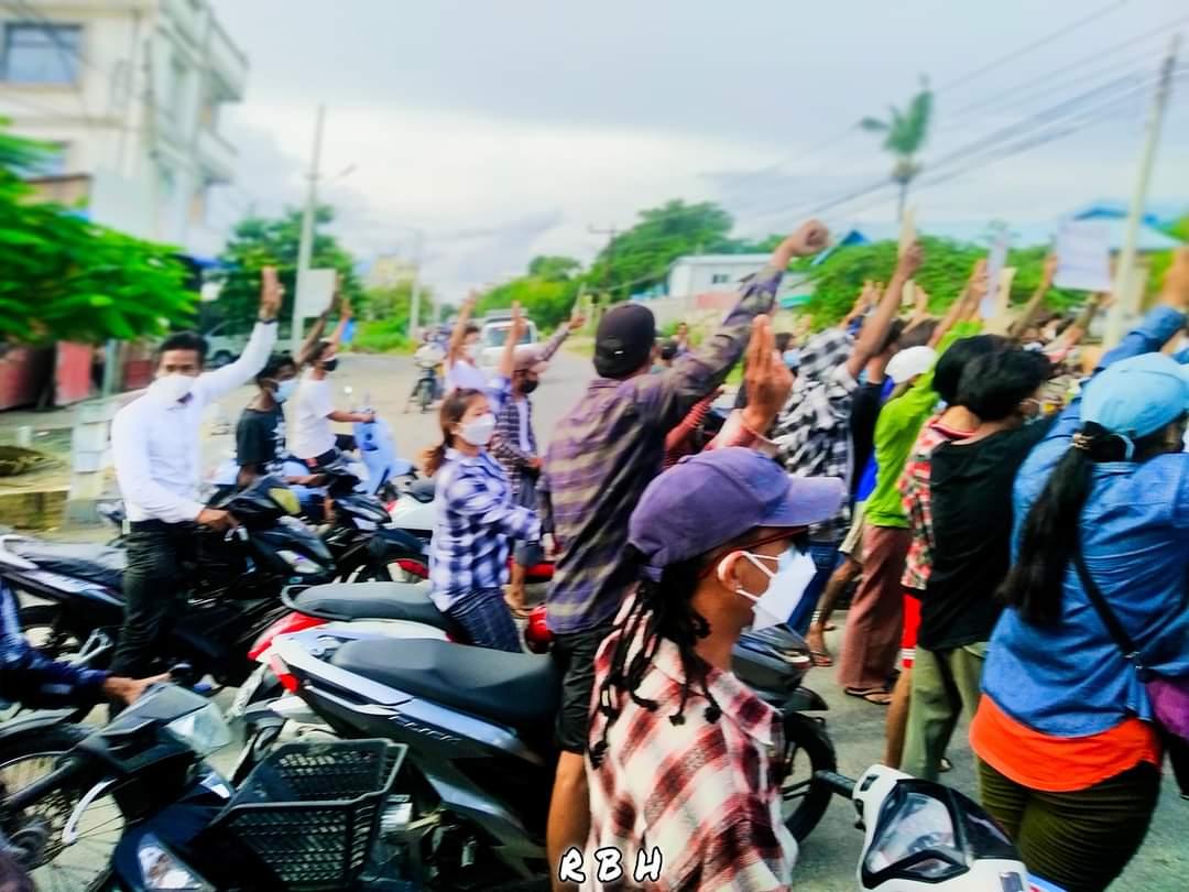 Flashing three-fingers salute high , #Mandalar university students hit on streets alongside with protesters with motorcycles this afternoon .
#AcceptNUG_RejectMilitary #Aug15Coup 
#WhatsHappeningInMyanmar