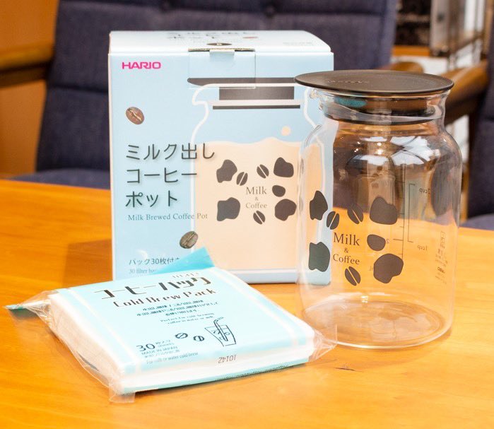 Hario Cafe 商品紹介 ミルク出しコーヒーポット コーヒー粉を牛乳に漬け込み抽出する コールドブリューコーヒー です 水や砂糖を使わないためコーヒーの香りがダイレクトに愉しんで頂けます 付属のパックにお好みのコーヒー粉を入れ ポットに牛乳と Hario Cafe 商品紹介 ミルク出しコーヒーポット コーヒー粉を牛乳に漬け込み抽出する コールドブリューコーヒー です 水や砂糖を使わないためコーヒーの香りがダイレクトに愉しんで頂けます 付属のパックにお好みのコーヒー粉を入れ ポットに牛乳と