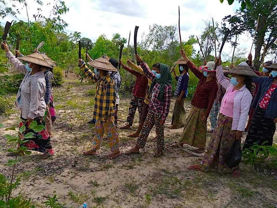 Locals from #Magway raised three fingers salute and chanted slogans against the Military Dictatorship on Aug15.
#Magway residents never cold-blooded and never step back until the fall of the Dictatorship.

#Aug15Coup #WhatsHappeningInMyanmar
#AcceptNUG_RejectMilitary