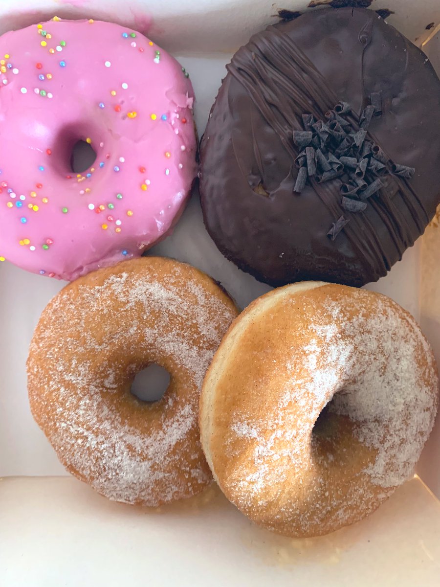 BestFoodInToon's tweet photo. Glazed Vegan Donuts = 🍩😍🤤 https://t.co/dhBXygU9y9
