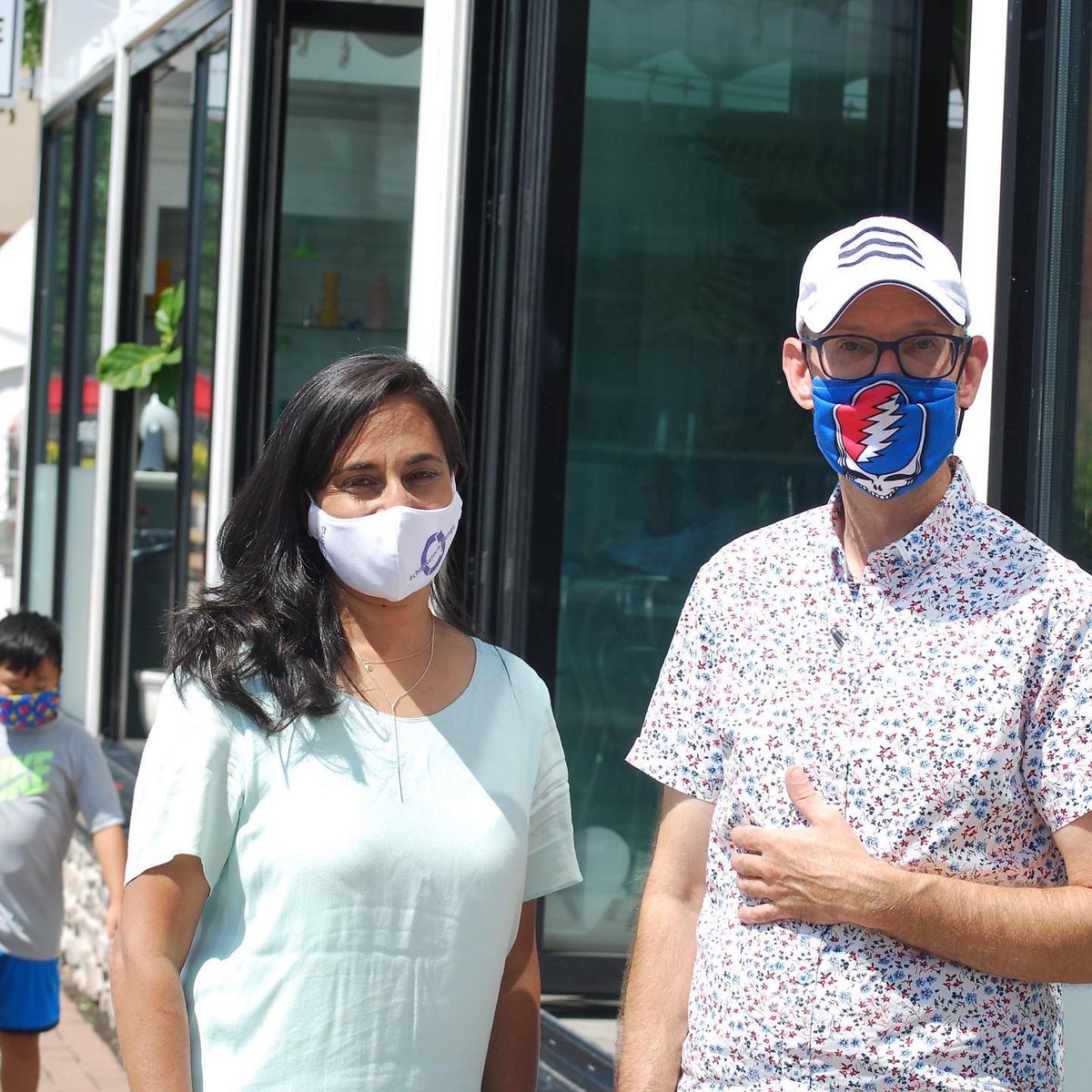 AnitaAnandMP's tweet photo. It was wonderful to connect with Oakville businesses and residents yesterday. It was also good to chat with Chris @cove_bronte to discuss federal supports during the pandemic. #dtoakville @oakvilledowntown @brontebia 🇨🇦✅☀️ https://t.co/x4VCNahlHc
