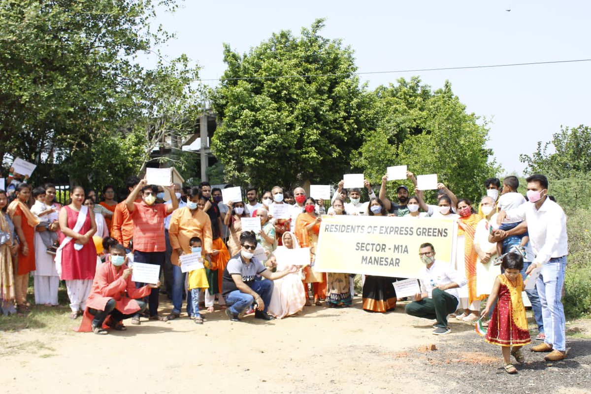 vkataria72's tweet photo. Residents of #DLF Express Greens M1A Manesar, having paid 100%, 13 years ago, demanding their right for a safe secure access road to 600 apartments @cmohry @anilvijminister @RaoJSinghTOI @DEEPAKKAHUJA @PMOIndia @IpsitaTOI @rakeshdaultabad @SocietyRoads @Praveenmalik86 @igkalra https://t.co/t3ZdZ1ELeP