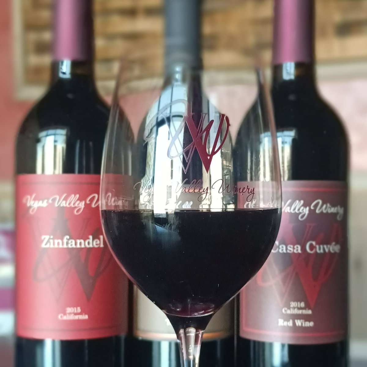 VegasWinery's tweet photo. Sundays were made for wine tastings, time with friends and taking care of a few things that will make your week easier. Enjoy yourself at Vegas Valley Winery. Invite a few friends. Buy 3 or more bottles today and a glass of wine is on the house. πΎπΎπΎ=π·#stockupsunday #lasvegas https://t.co/BuXzWJODxA