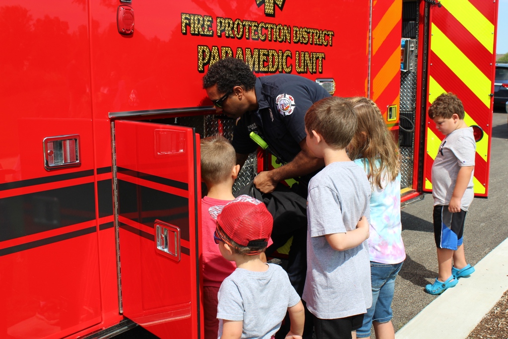 HuntleyLibrary's tweet photo. Thank you to the families that joined us for our last in-person Family Story Time with Battalion Chief Eric from the @huntleyfiredist. We'd like to give a huge thank you to our community partners. They did an amazing job picking the perfect readers for these story times. https://t.co/mV3u964fKd