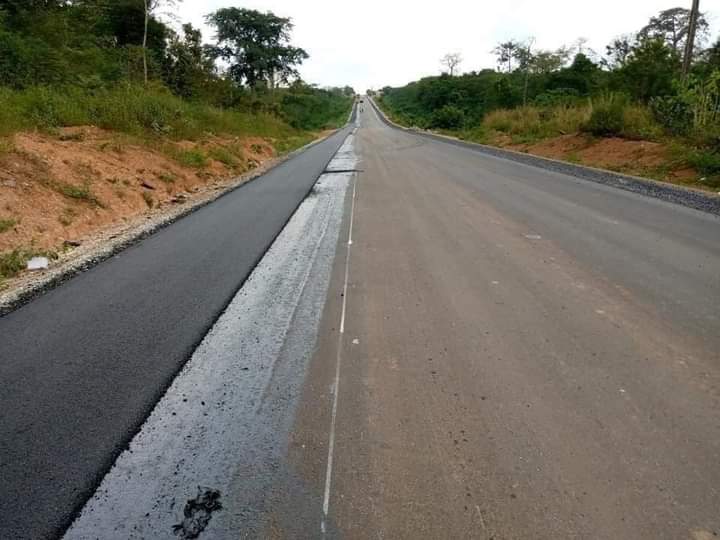 DRhdp's tweet image. #Infrastructure_Routière : 

Les travaux bitumage et d'aménagement de l’axe #Dimbokro--&amp;gt;#Bocanda--&amp;gt;#Ananda en phase de finition pour le grand bonheur des populations de la région du N'ZI et des transporteurs.
#CIV225🇨🇮