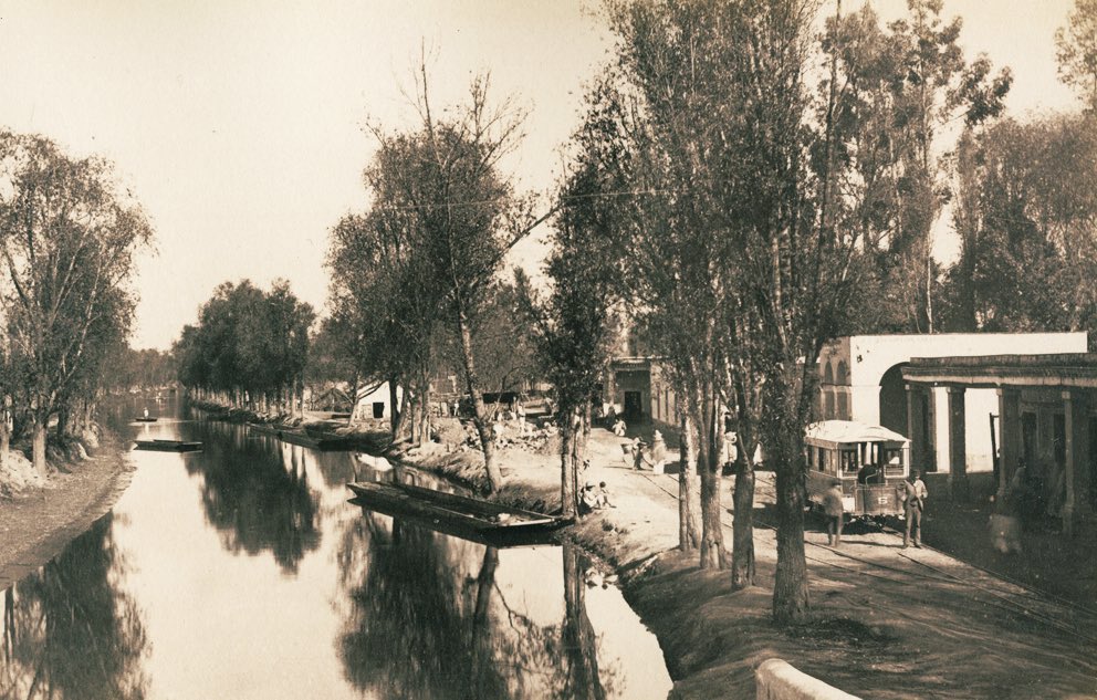 Otra magnifica postal del Canal de la Viga a la altura de Iztacalco,alrededor de 1880. Noten 2 formas de transporte de la capital, una el uso de canales, acequias y ríos, y el otro los tranvías de mulitas, como se puede ver a la derecha de la imagen. Autor: Abel Briquet. #cdmx