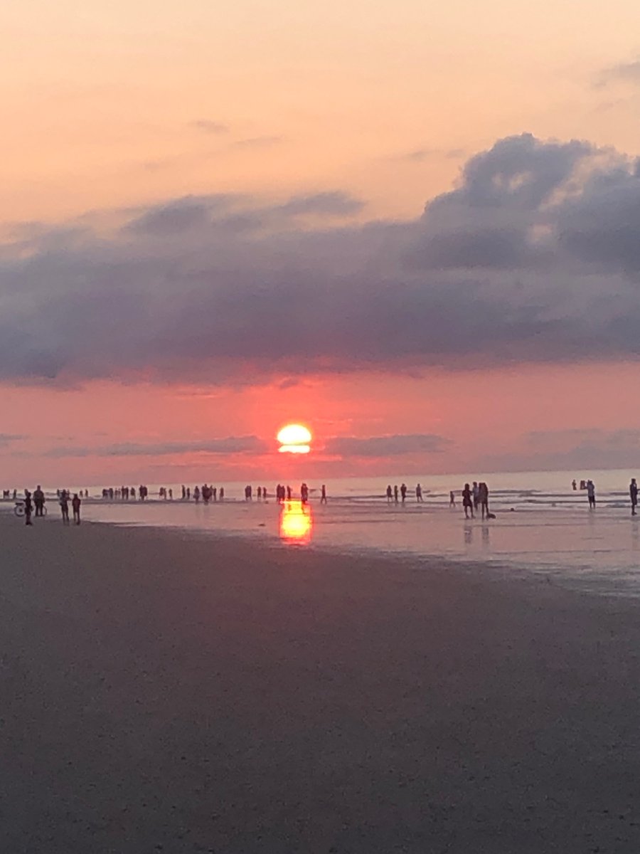 allisonmpurvis's tweet photo. I try to get my teens up and out to see the sunrise at least once on vacation. Not easy. Only one came with me that day.  Boy, was it worth it. So beautiful. https://t.co/YlAw0TH2wA