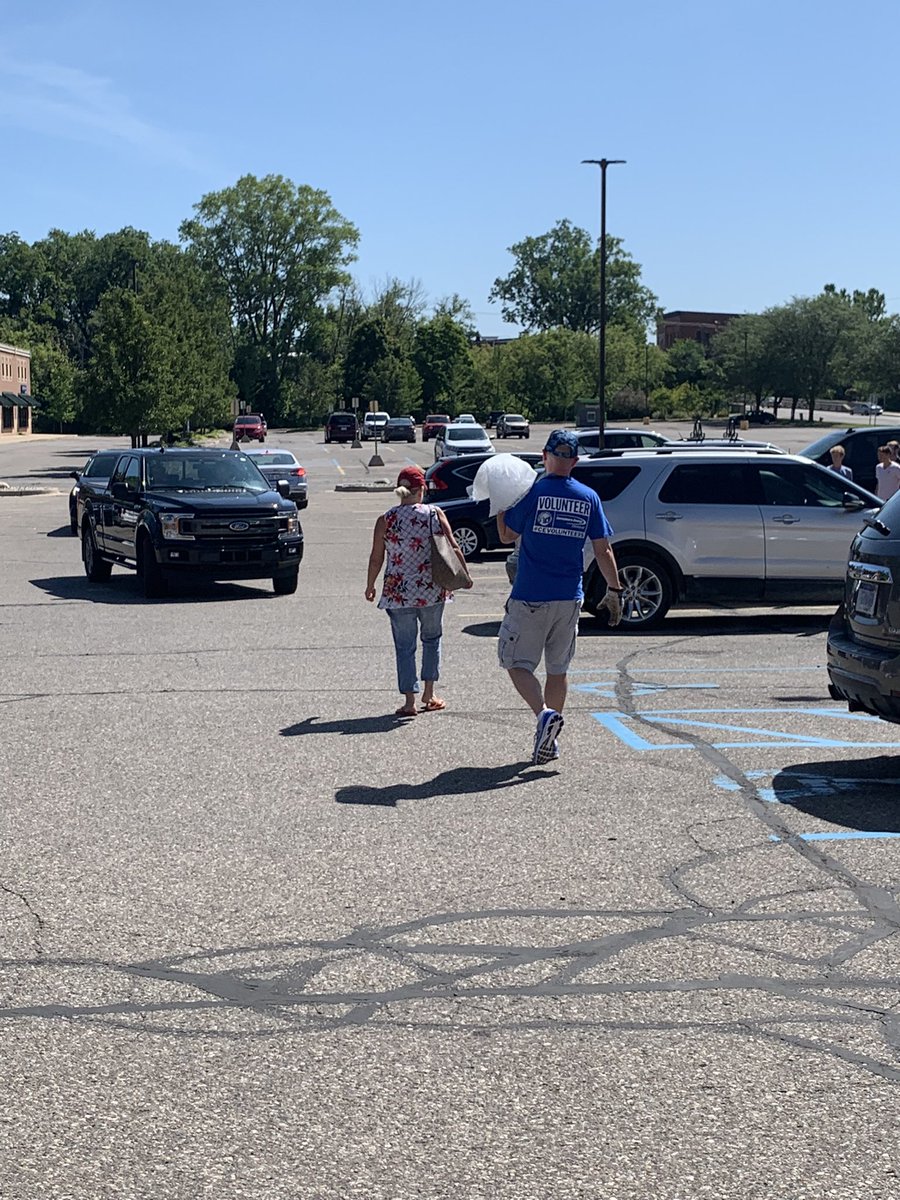 BloodworthCare's tweet photo. Curb service in #FlushingMI as my @ConsumersEnergy coworkers volunteering (go @SJ_shaunjohn !) are happy to help! We are here at Bueche’s Food World until 2 with FREE ice &amp; IceBox Brand ice cream #lovemycoworkers #CEvolunteers https://t.co/5dbEA6BhZz