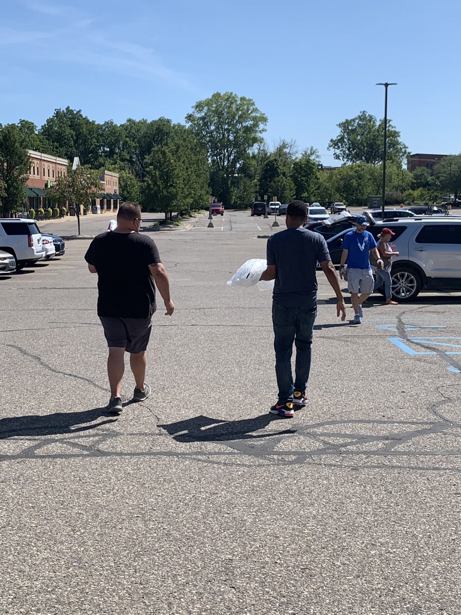 BloodworthCare's tweet photo. Curb service in #FlushingMI as my @ConsumersEnergy coworkers volunteering (go @SJ_shaunjohn !) are happy to help! We are here at Bueche’s Food World until 2 with FREE ice &amp; IceBox Brand ice cream #lovemycoworkers #CEvolunteers https://t.co/5dbEA6BhZz