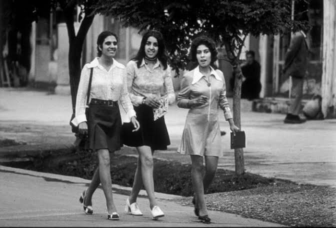 AskAnshul's tweet photo. Afghanistan (1960s-1970s)

1. 1962: 2 women outside the building of Radio Kabul.

2. 1972: 3 women on the streets of Kabul. https://t.co/wQfquSq9NT