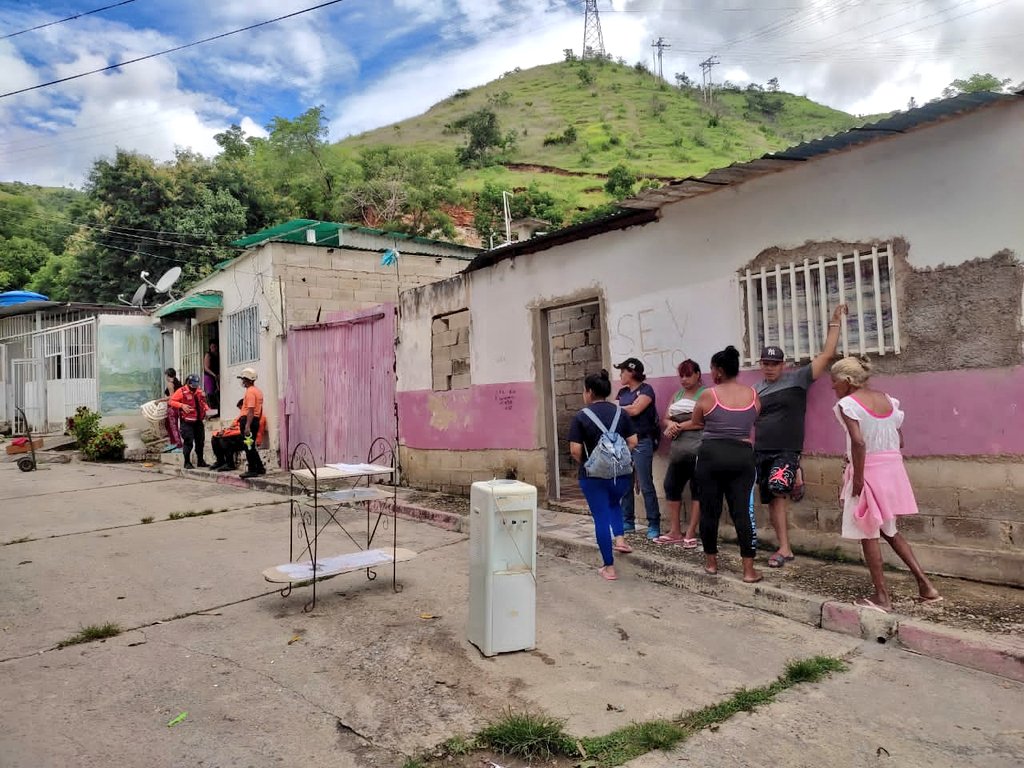 johanitakenpo's tweet photo. #15Ago | Desde altas horas de la noche estamos trabajando en la calle Miranda del sector Turmerito donde producto de las precipitaciones, se suscitó un movimiento de masa tipo deslizamiento posiblemente rotacional afectando a 15 viviendas (1/2) #CuidarseEsLaClave https://t.co/xvl5gemBU0