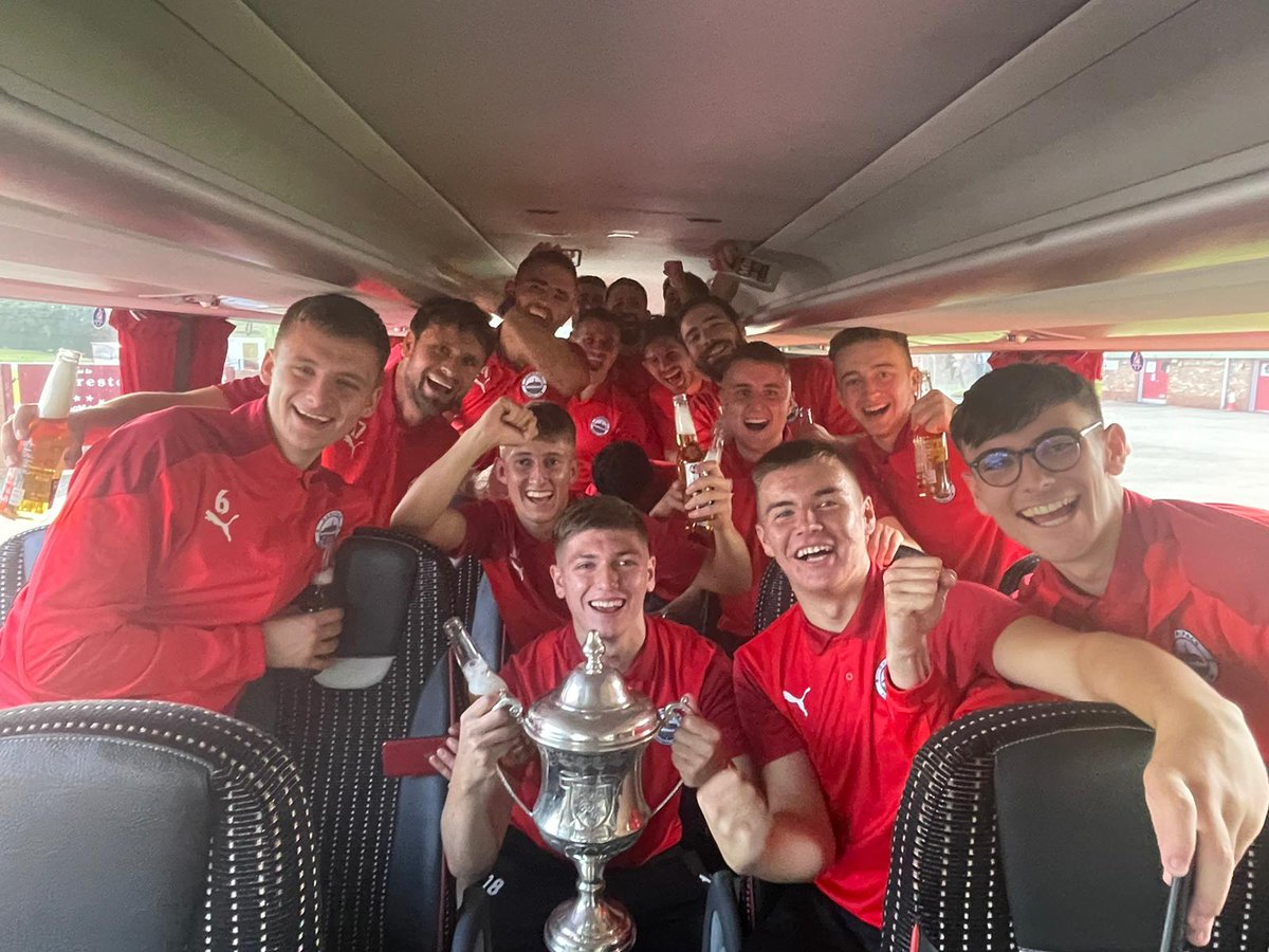 DunipaceFC's tweet image. Championees championees 
What a great performance 
#partytime