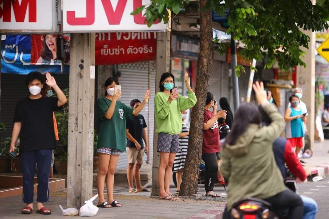 AmaratJeab's tweet photo. ตลอด 2 ฝั่งถนนประชาชนออกมาร่วมแสดงสัญลักษณ์ขับไล่จัญไรโอชา

ออกไป !

#คาร์ม็อบ
#ม็อบ15สิงหา  #ไล่ประยุทธ์ https://t.co/YgAx2f89Up