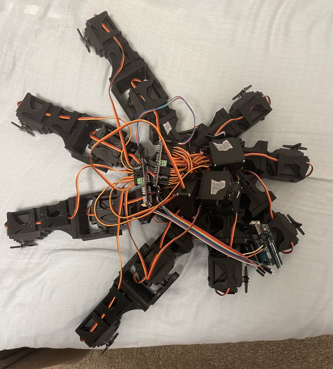B_SKY_Lab's tweet image. サーボに全部通し番号振って0度180度のパルス幅の調整が終わりました

残ってる右半分の第2リンクを4本刷ったら脚が全部生えます！！！たのしみ！！！！そろそろ電装系載せるとこ作らんと！！！

#Rospider